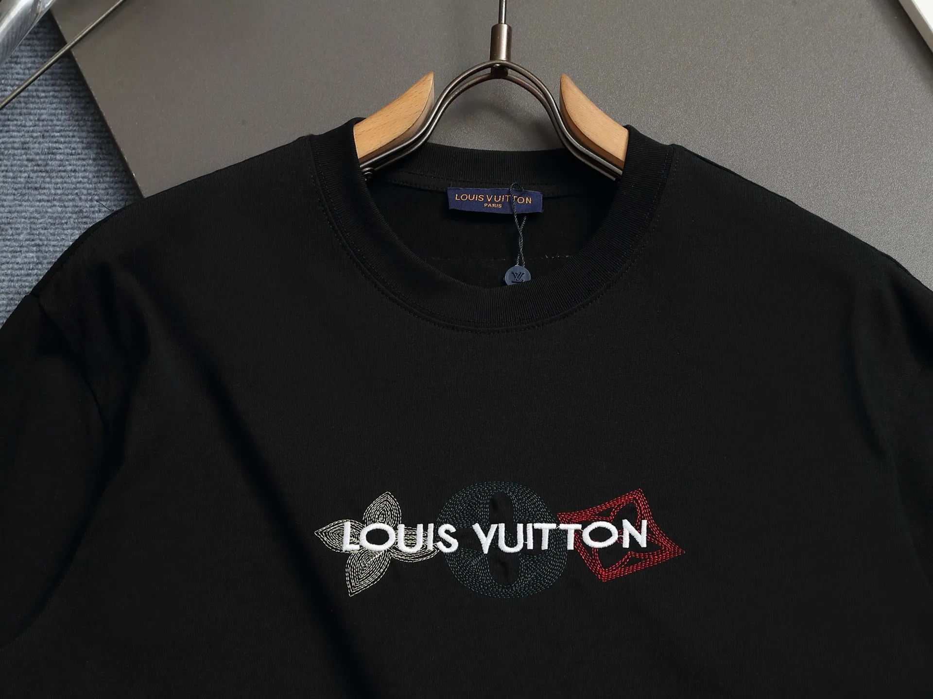 🅿️170 2025 new 1V summer cotton T-shirt uses colorful wool embroidery to enhance the temperament. The exquisite three-flower embroidery pattern is composed of a variety of yarns, with a total of 42,530 stitches showing a slight relief effect. Embroidered 1v letters complete this bold and sophisticated piece.  𝙘𝙤𝙡𝙤𝙧：White. Black 𝙨𝙞𝙯𝙚：XS S M L